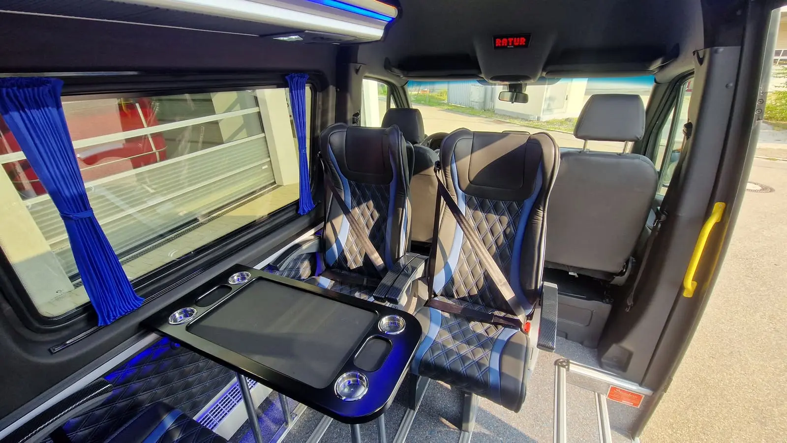 Minibus z dachem panoramicznym — 2